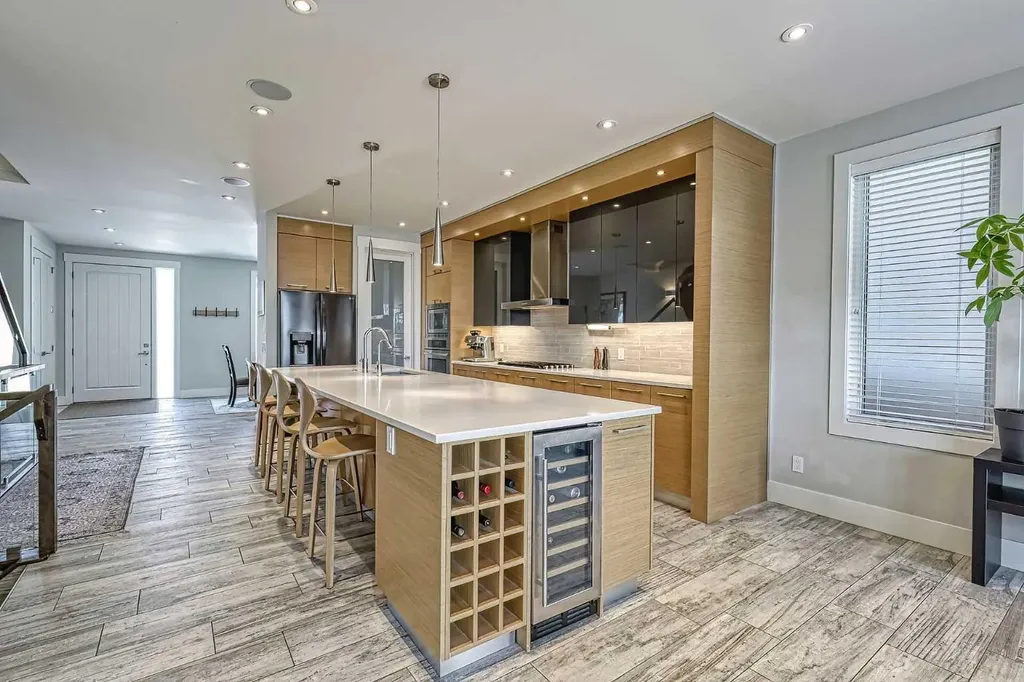 2418 24a Street SW Calgary AB T3E 1W1