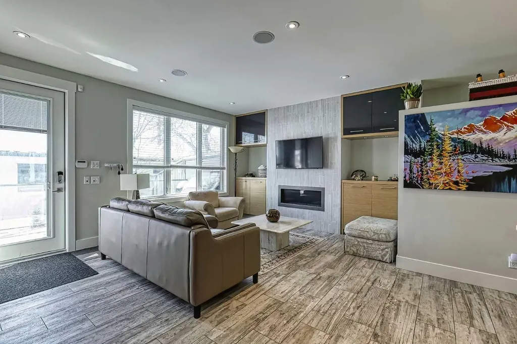 2418 24a Street SW Calgary AB T3E 1W1