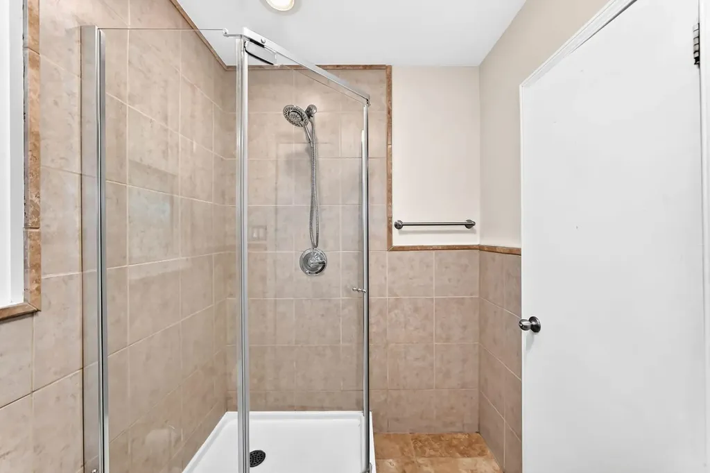 6012 33 Avenue NW Calgary AB T3B1K3