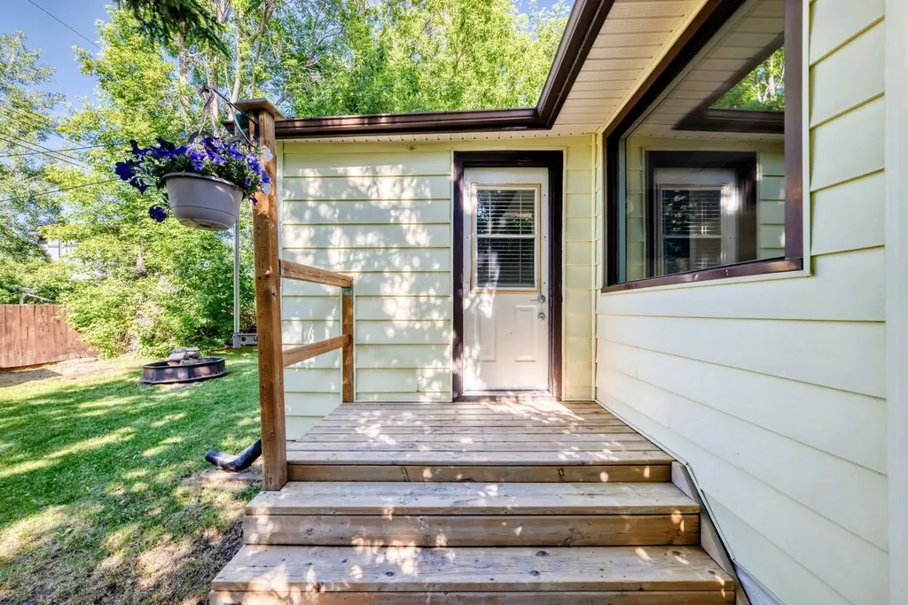 6012 33 Avenue NW Calgary AB T3B1K3