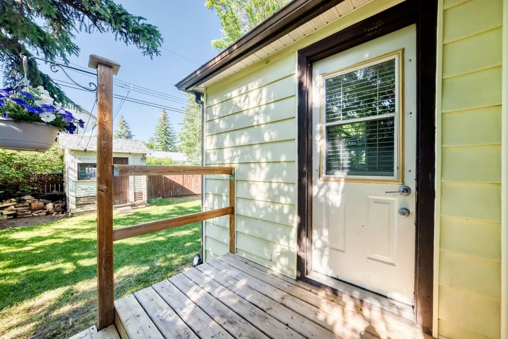 6012 33 Avenue NW Calgary AB T3B1K3