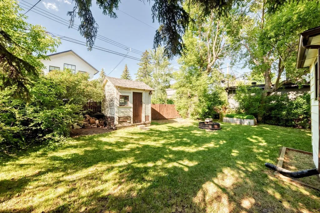 6012 33 Avenue NW Calgary AB T3B1K3