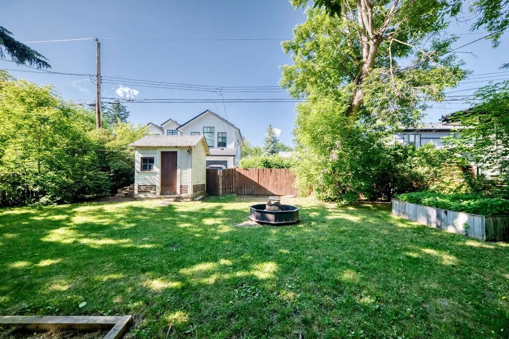 6012 33 Avenue NW Calgary AB T3B1K3