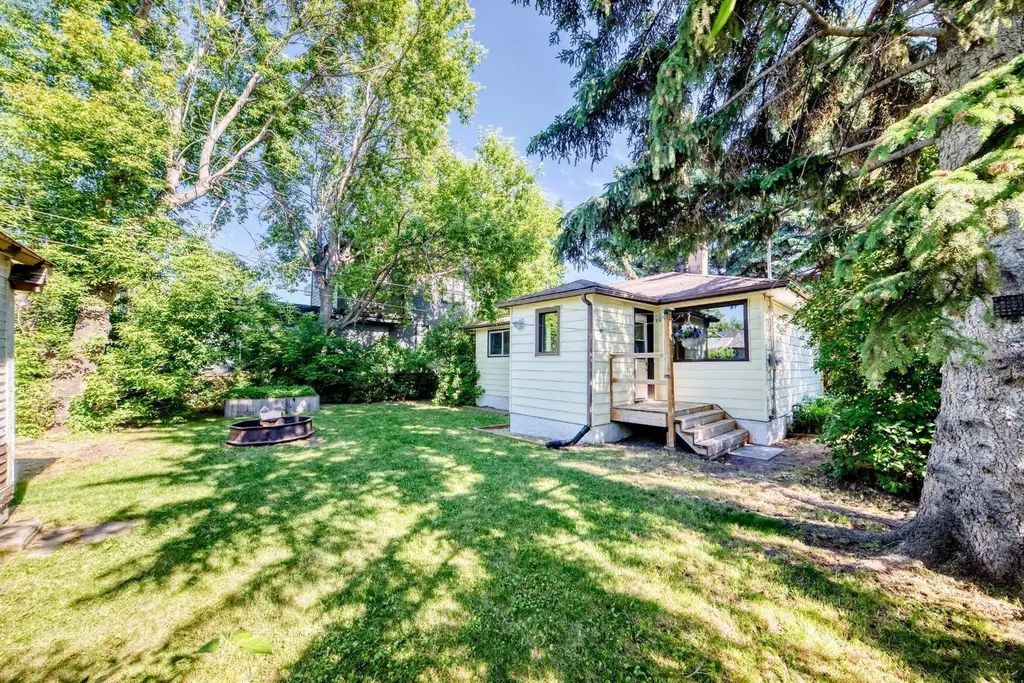 6012 33 Avenue NW Calgary AB T3B1K3
