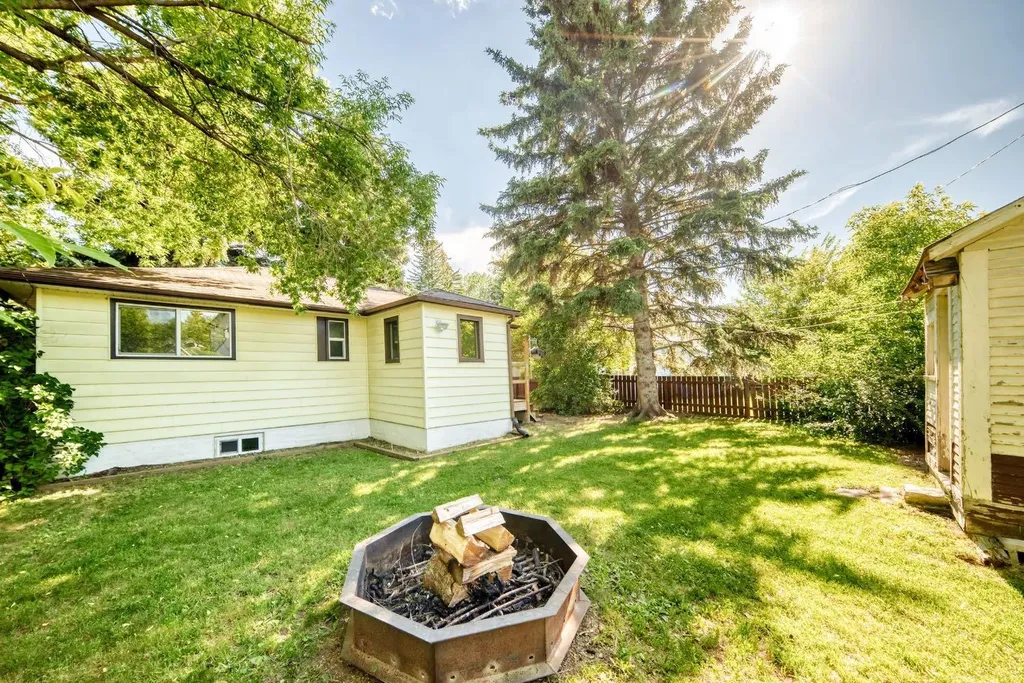 6012 33 Avenue NW Calgary AB T3B1K3