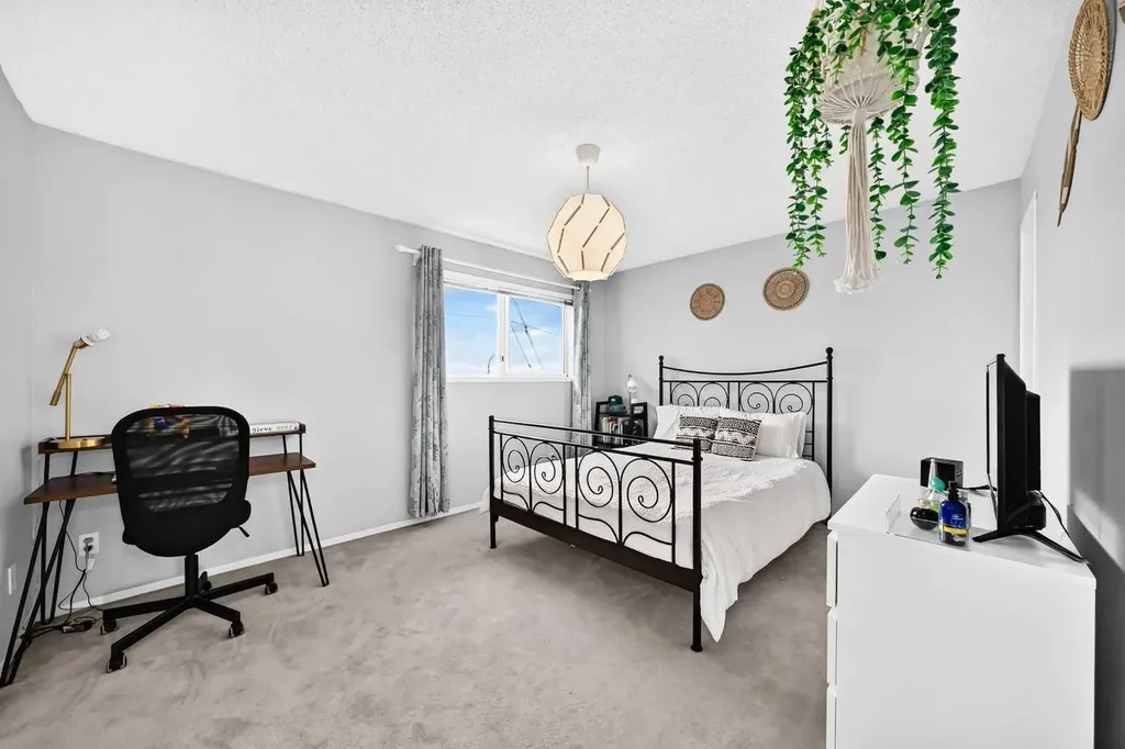 89 Bedford Manor NE Calgary AB T3K 4B8