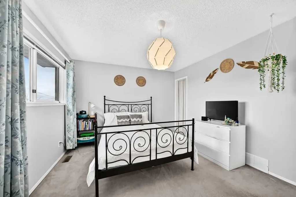 89 Bedford Manor NE Calgary AB T3K 4B8