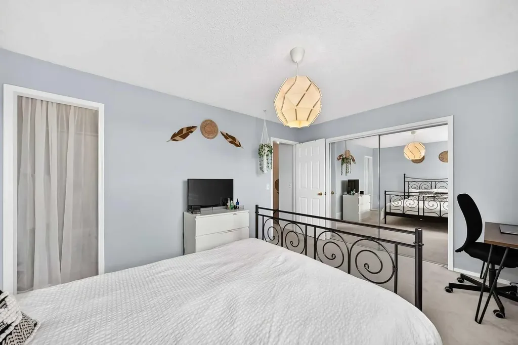 89 Bedford Manor NE Calgary AB T3K 4B8