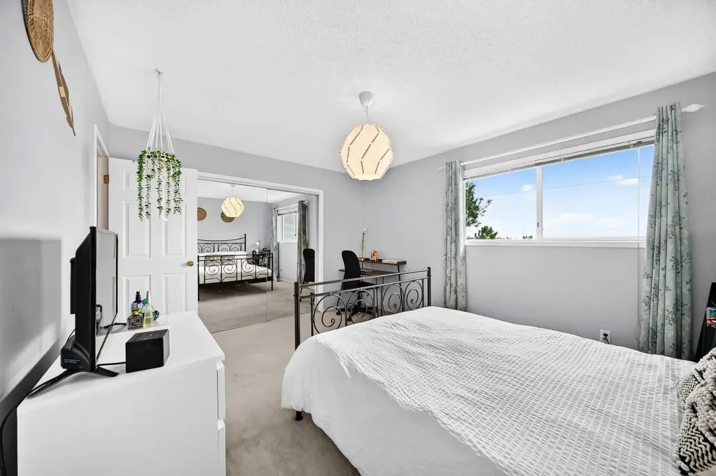 89 Bedford Manor NE Calgary AB T3K 4B8
