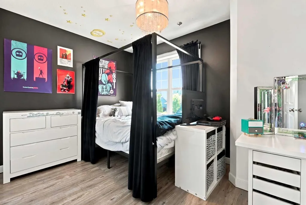 16 Viscount Drive S Red Deer AB T4R0H6