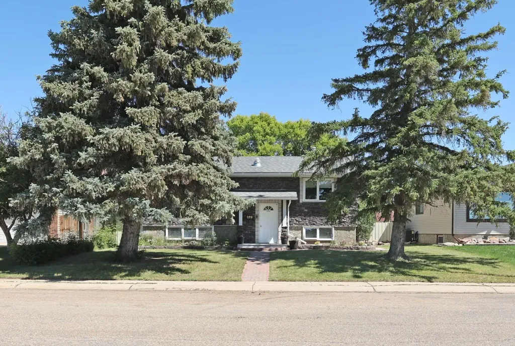 52 Marshall Drive W Brooks AB T1R 0C5