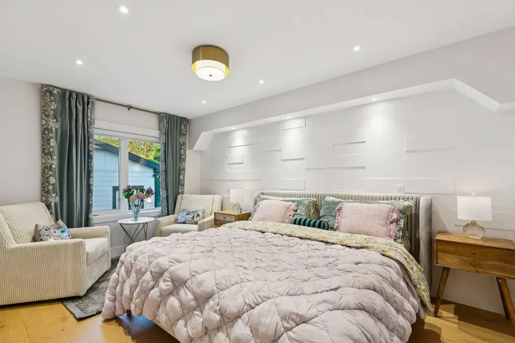 16 Calandar Road NW Calgary AB T2L 0P6
