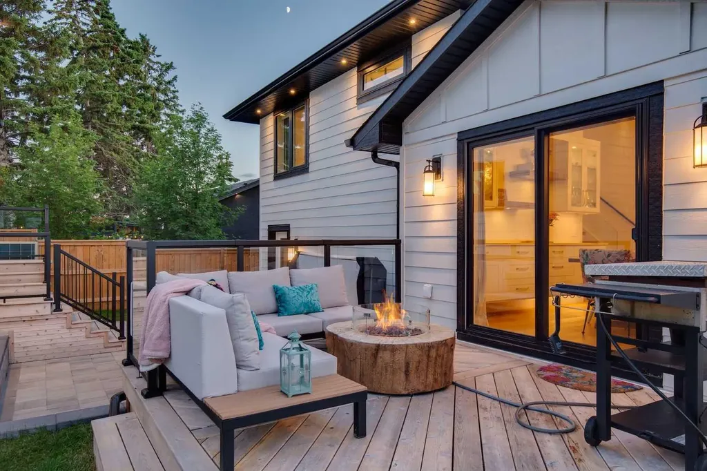 16 Calandar Road NW Calgary AB T2L 0P6
