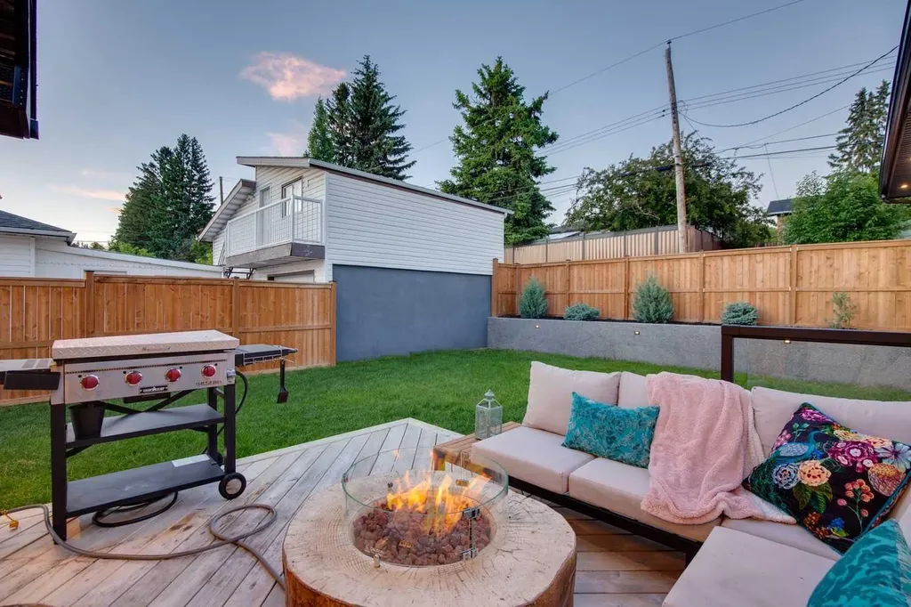 16 Calandar Road NW Calgary AB T2L 0P6