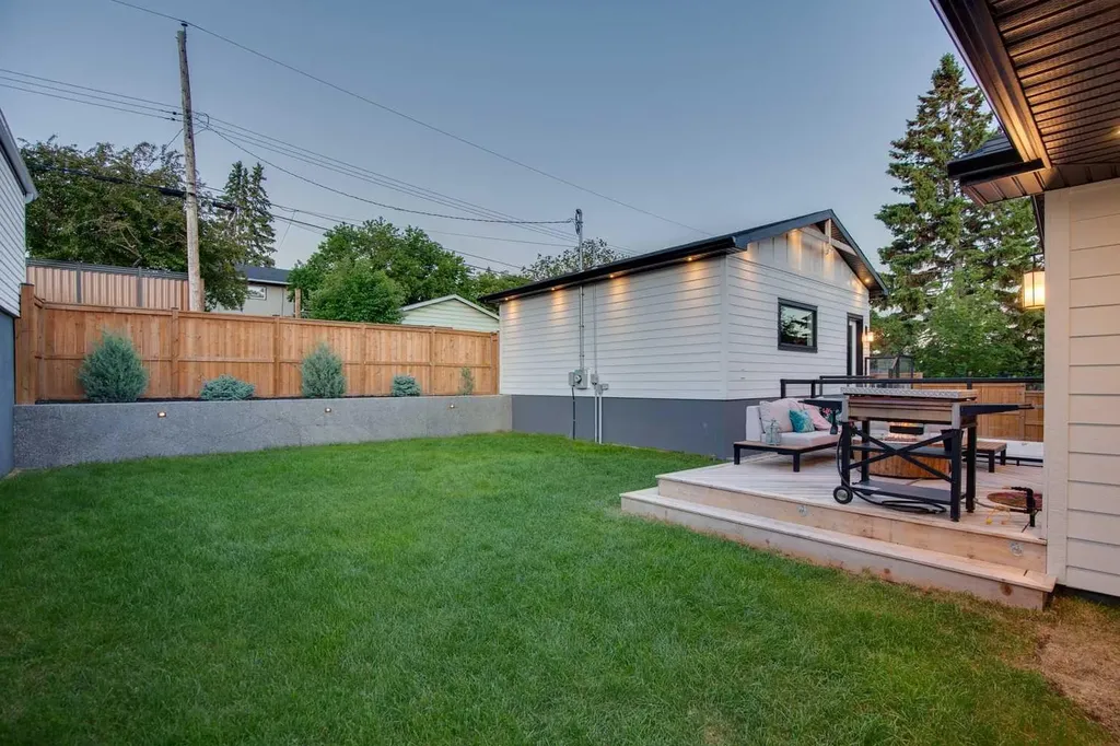 16 Calandar Road NW Calgary AB T2L 0P6