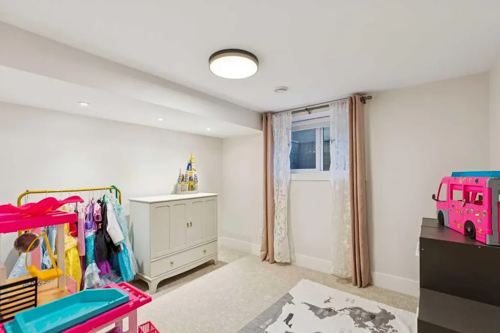16 Calandar Road NW Calgary AB T2L 0P6