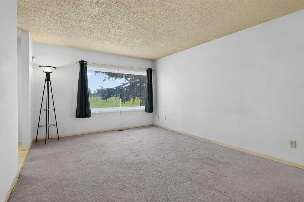 359 Maitland Crescent NE Calgary AB T2A 5T6