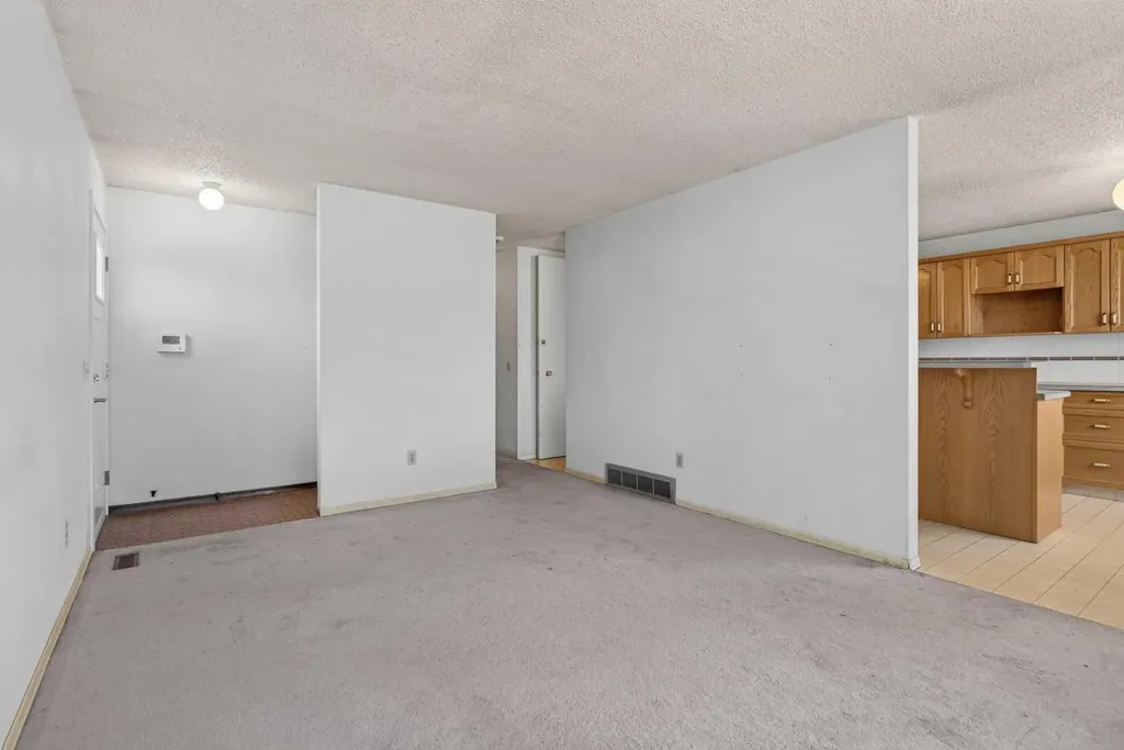 359 Maitland Crescent NE Calgary AB T2A 5T6