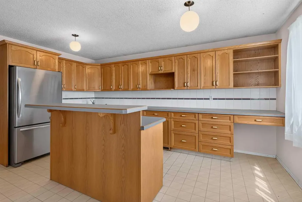 359 Maitland Crescent NE Calgary AB T2A 5T6