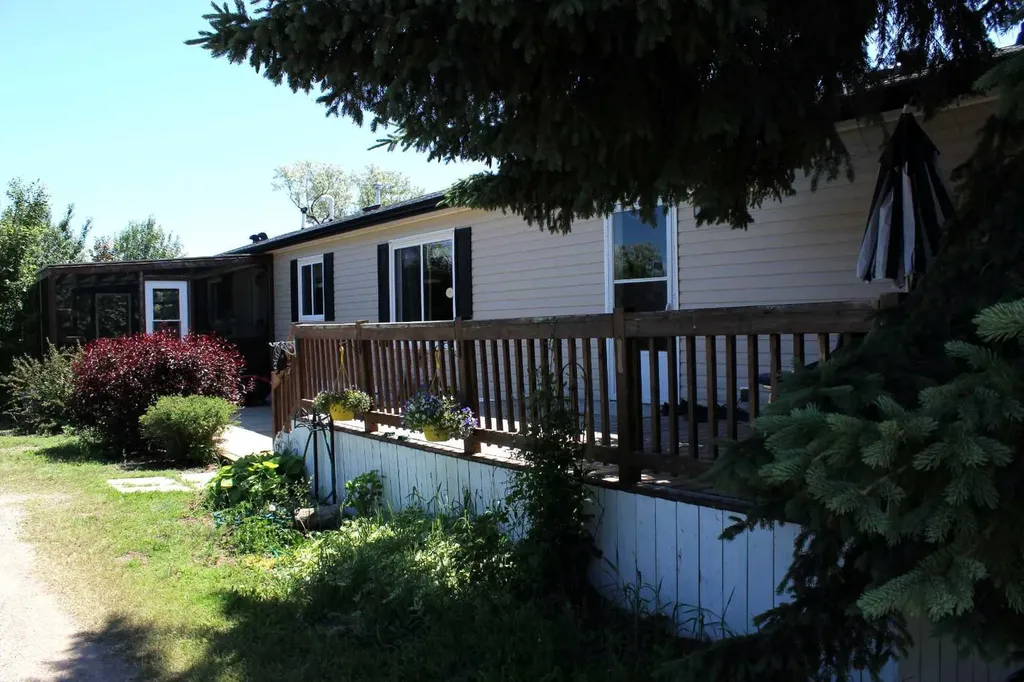 8 Prins Acres Rural Newell County Of AB T1R 1B8