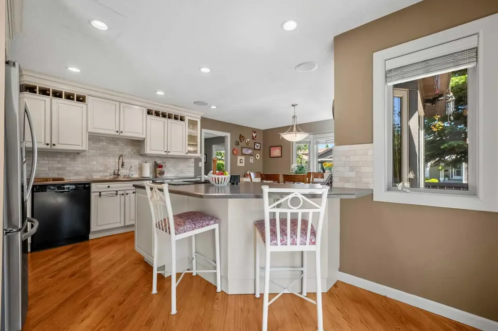39 Deermoss Place SE Calgary AB T2J 6P5