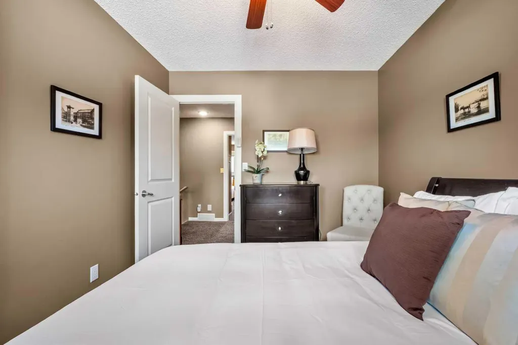 39 Deermoss Place SE Calgary AB T2J 6P5