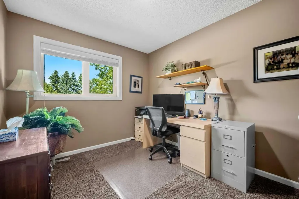 39 Deermoss Place SE Calgary AB T2J 6P5