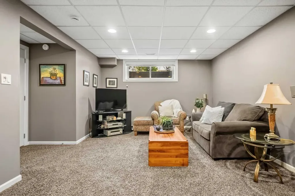 39 Deermoss Place SE Calgary AB T2J 6P5