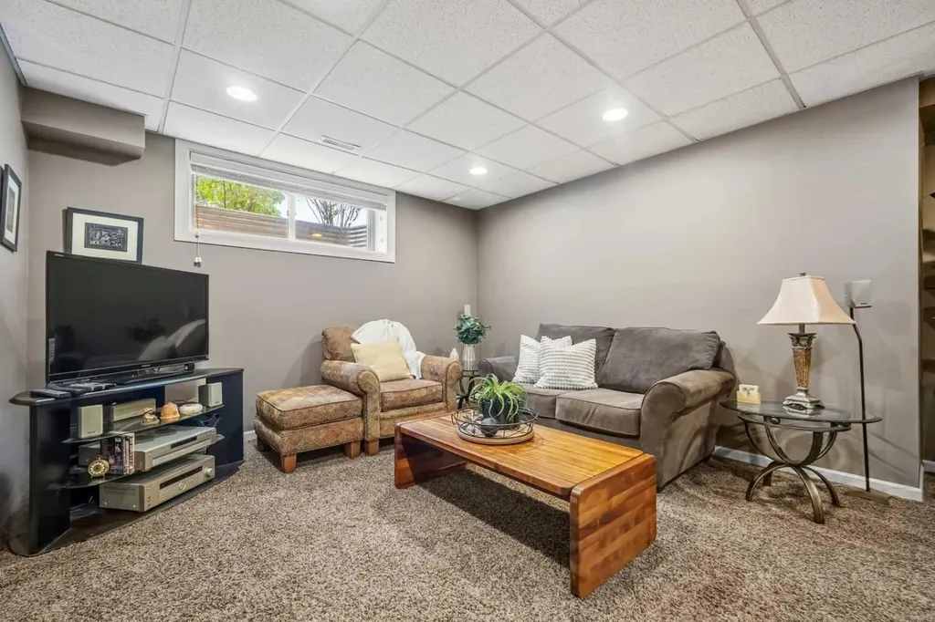 39 Deermoss Place SE Calgary AB T2J 6P5