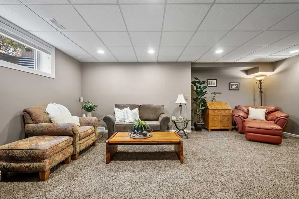 39 Deermoss Place SE Calgary AB T2J 6P5