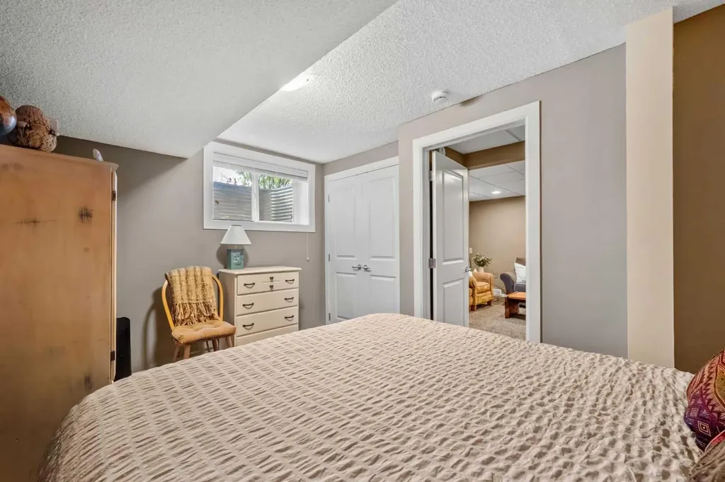 39 Deermoss Place SE Calgary AB T2J 6P5
