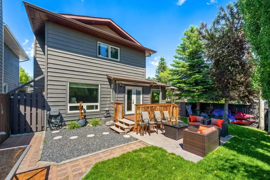 39 Deermoss Place SE Calgary AB T2J 6P5