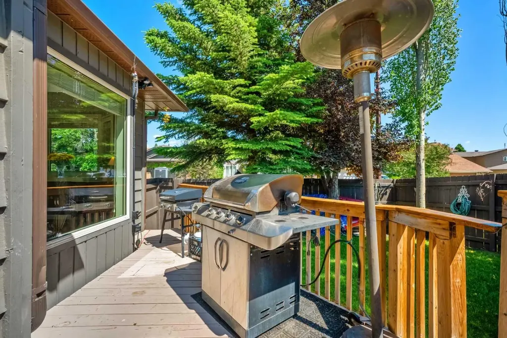 39 Deermoss Place SE Calgary AB T2J 6P5