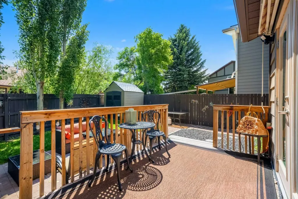39 Deermoss Place SE Calgary AB T2J 6P5