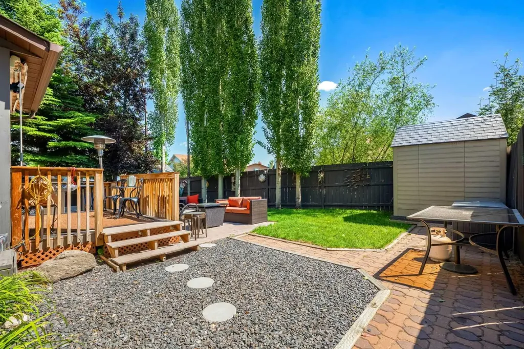 39 Deermoss Place SE Calgary AB T2J 6P5