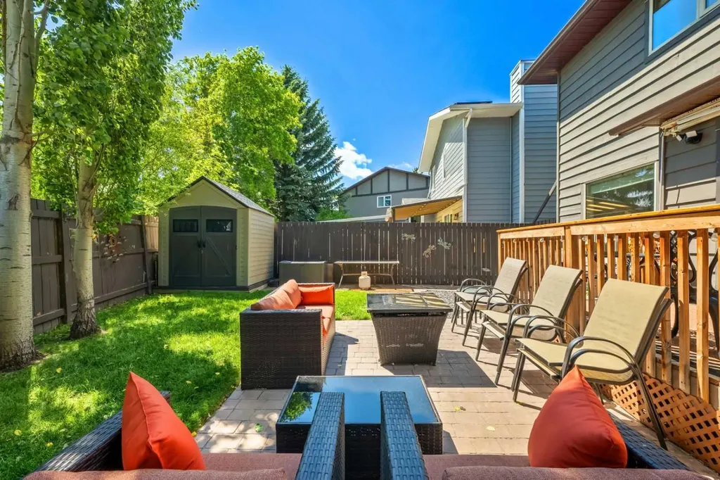 39 Deermoss Place SE Calgary AB T2J 6P5