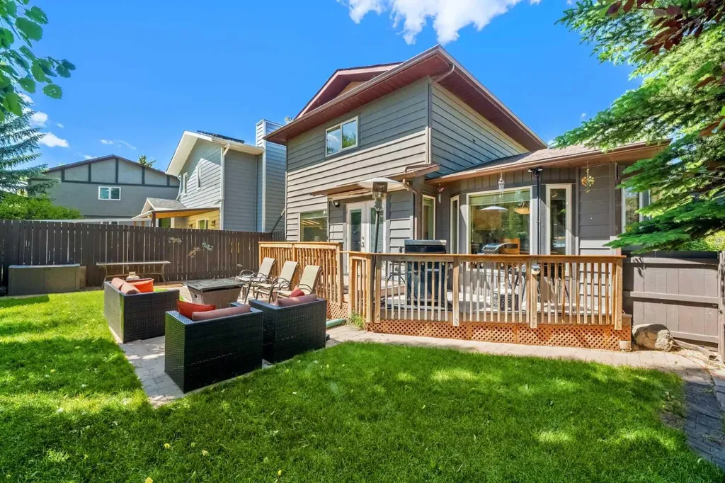 39 Deermoss Place SE Calgary AB T2J 6P5