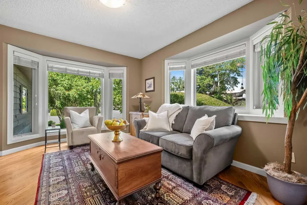 39 Deermoss Place SE Calgary AB T2J 6P5