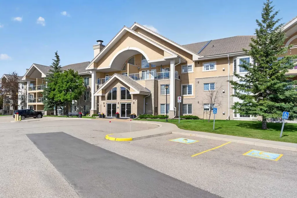728 Country Hills Road NW Calgary AB T3K 5K8