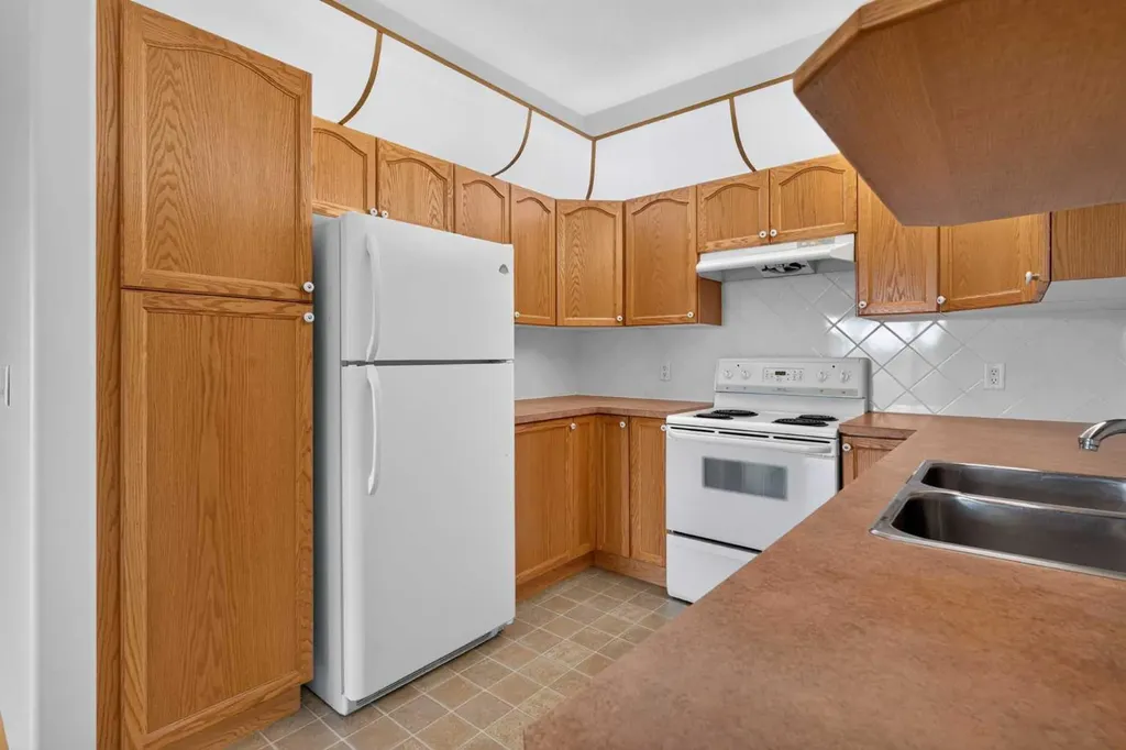 728 Country Hills Road NW Calgary AB T3K 5K8