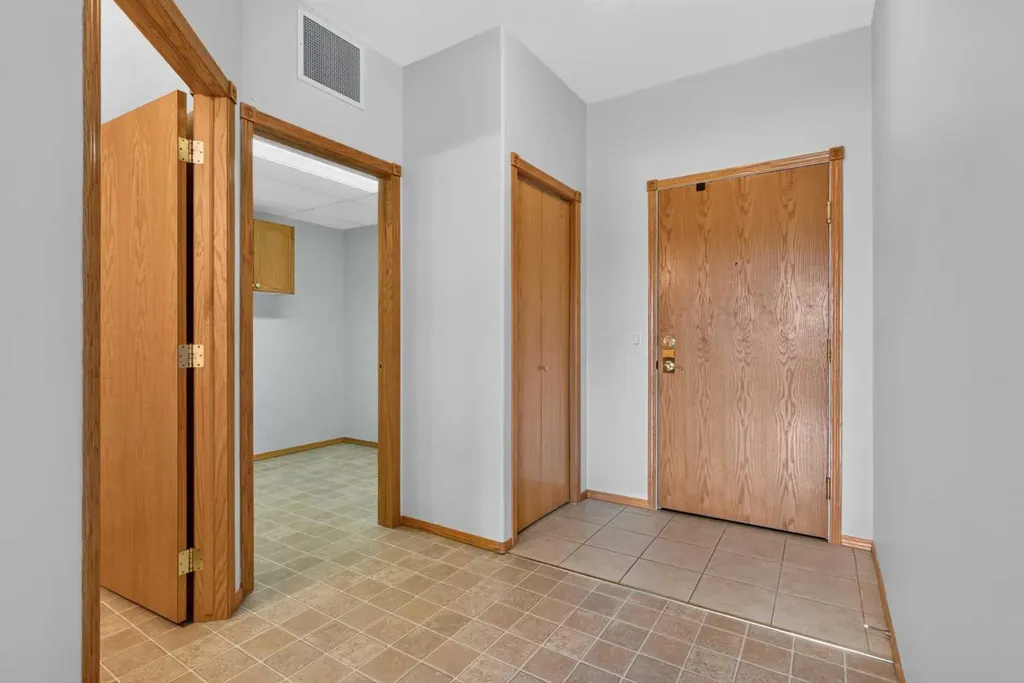 728 Country Hills Road NW Calgary AB T3K 5K8