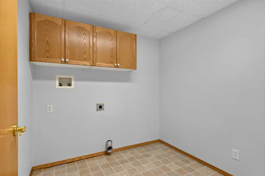 728 Country Hills Road NW Calgary AB T3K 5K8