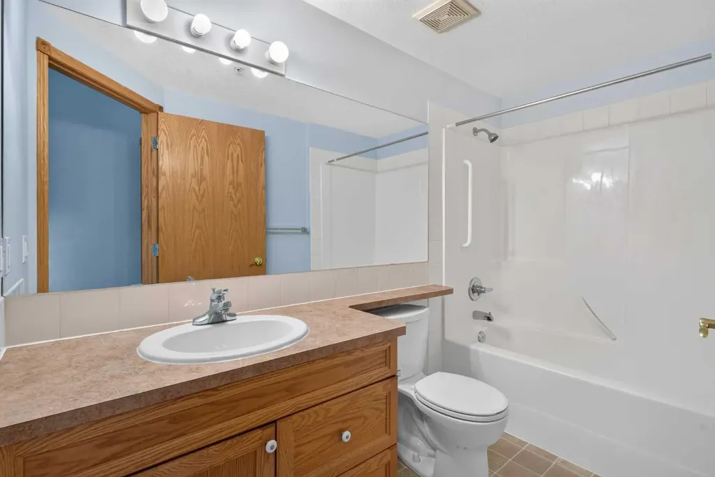 728 Country Hills Road NW Calgary AB T3K 5K8