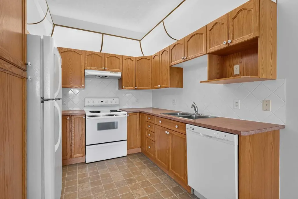 728 Country Hills Road NW Calgary AB T3K 5K8