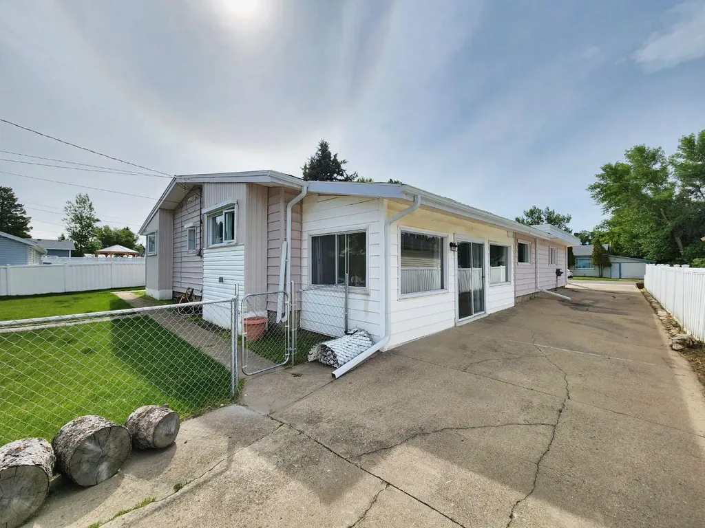 318 53rd Avenue E Claresholm AB T0L 0T0