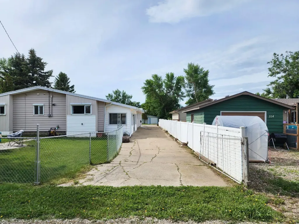 318 53rd Avenue E Claresholm AB T0L 0T0