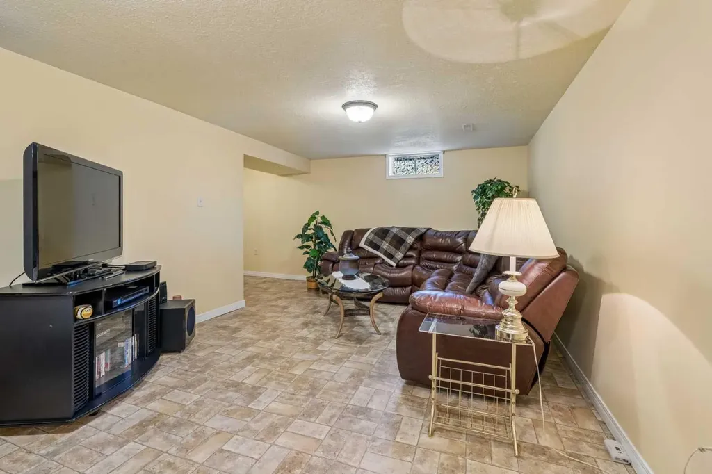 9403 Abbott Place SE Calgary AB t2j0z7
