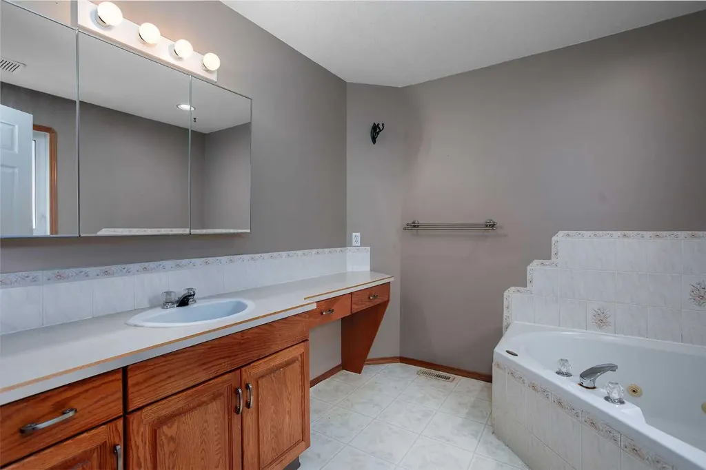 5212 43 Avenue Camrose AB T4V 0A2
