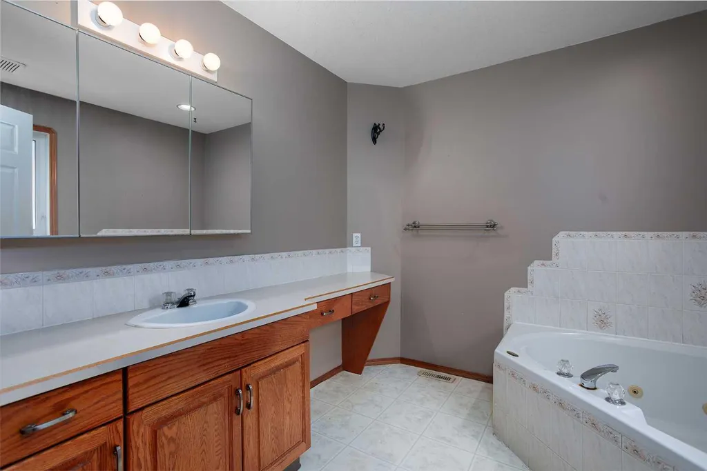 5212 43 Avenue Camrose AB T4V 0A2
