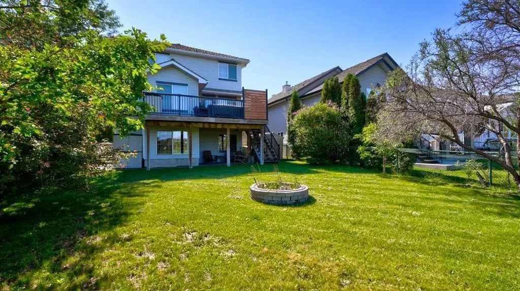 537 Douglas Glen Point SE Calgary AB T2Z 3P9